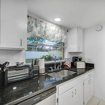 Cozy Family Home In Tampa With Private & Heated Pool, Pool Table And Kids Play Area Exterior photo
