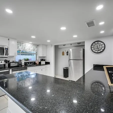 Cozy Family Home In Tampa With Private & Heated Pool, Pool Table And Kids Play Area Exterior photo