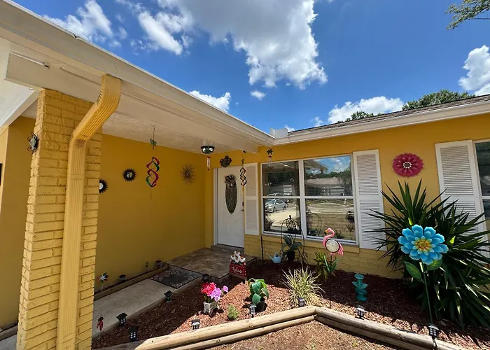 Cozy Family Home In Tampa With Private & Heated Pool, Pool Table And Kids Play Area