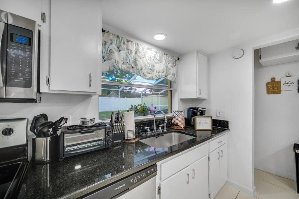 Cozy Family In With Private & Heated Pool, Pool Table And Kids Play Area Tampa